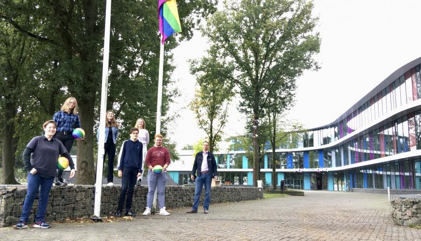 Middelbare scholen in Weert hijsen de regenboogvlag